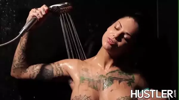 Mesmerizing Bonnie Rotten Strokes Pussy In Shower