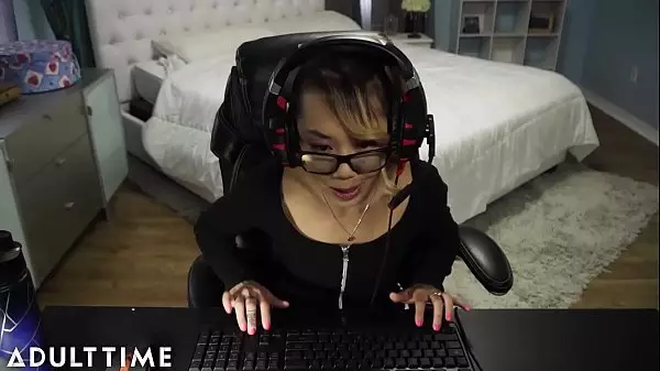 Fail!! Gamer Chick Accidentally Streams A Fuck And Facial