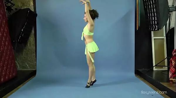 Nude Girls Doing Splits