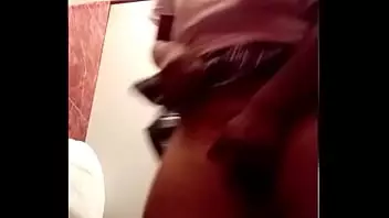 Se Masturba En El Baño