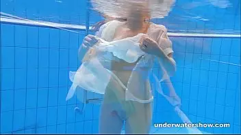 Mulher Nua Piscina